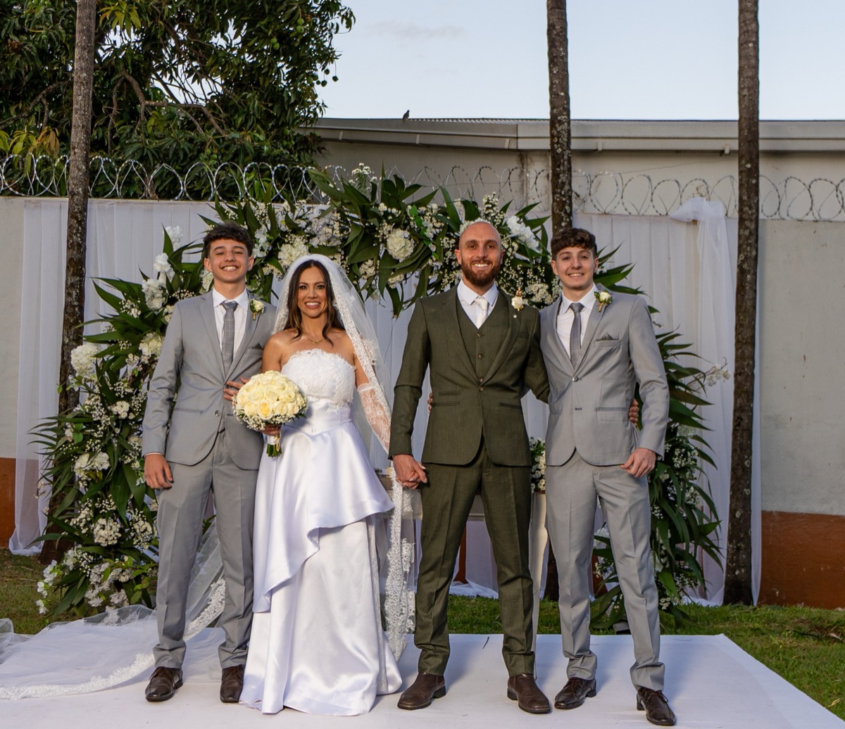 Dra. Paula Rosa no dia do casamento com o marido Rafael e os filhos Lucas e Léo