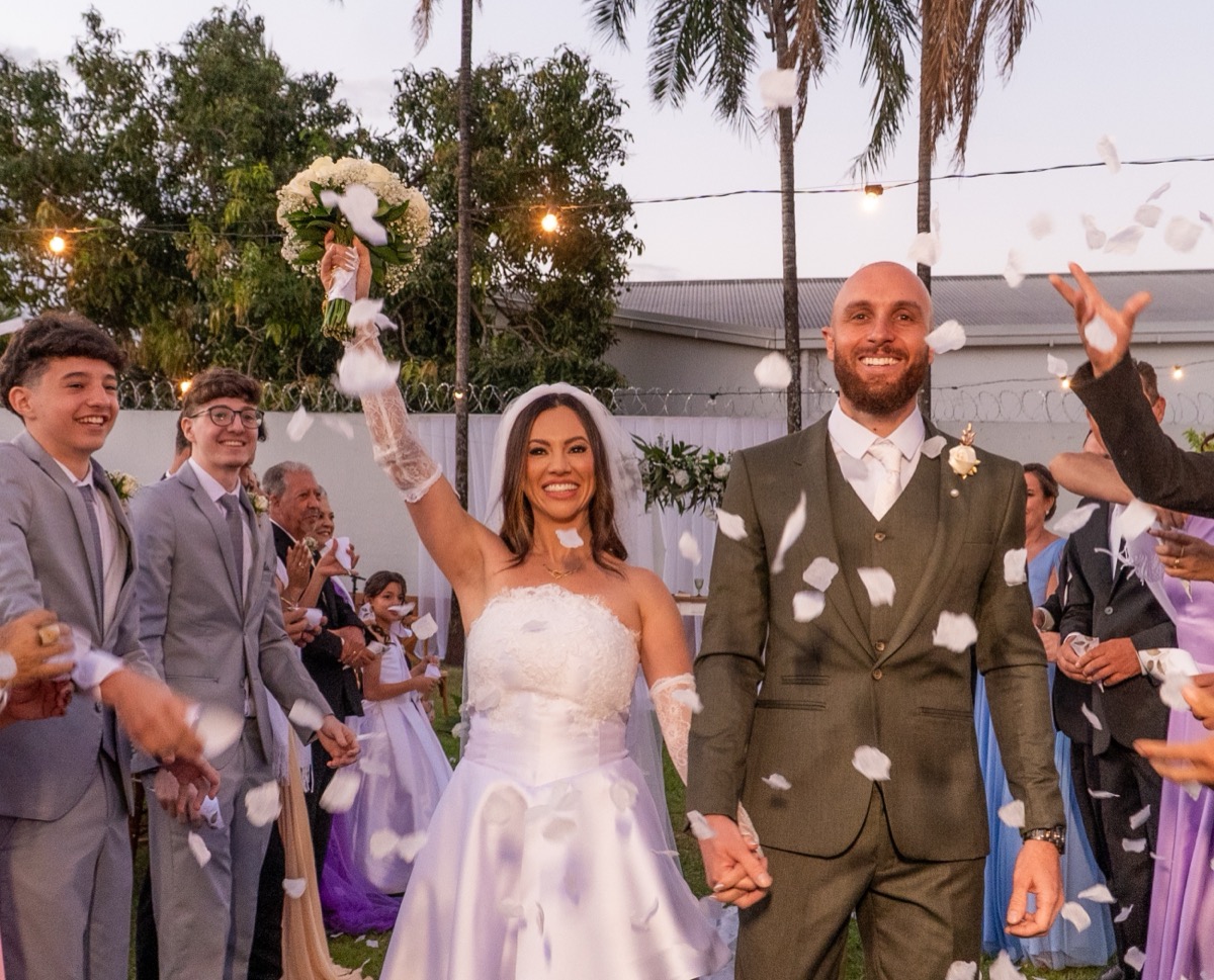 Dra. Paula Rosa e o marido Rafael celebrando o casamento cercados pela família
